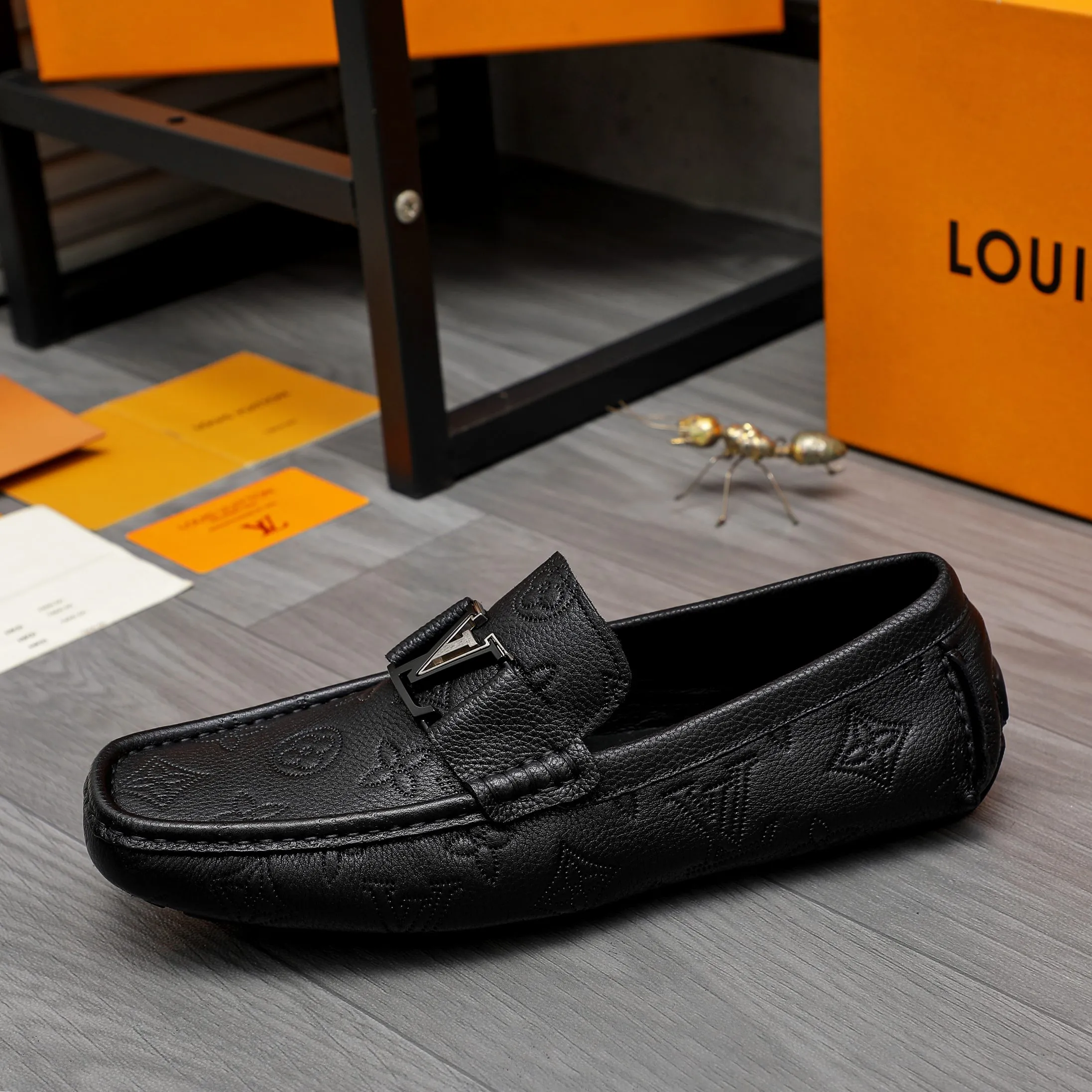 Men's shoes 💰400 Product trademark: LV "Louis Vuitton" business slip-on leather shoes Regular size: 38-45 (45 is custom-made and non-returnable) Product materials: Selected high-quality cowhide embossed upper, pigskin lining, rubber outsole